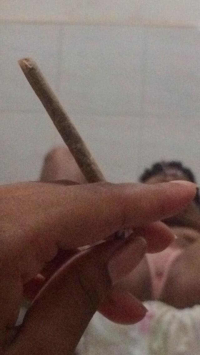 Morena delícia gosta de fumar 1 #bAK2dfYW