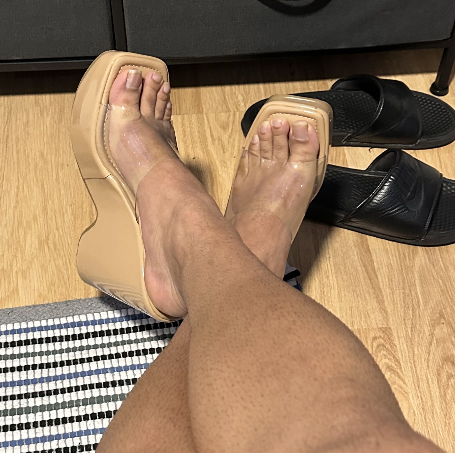 I get so turned on wearing heels.. #zkFQOwim
